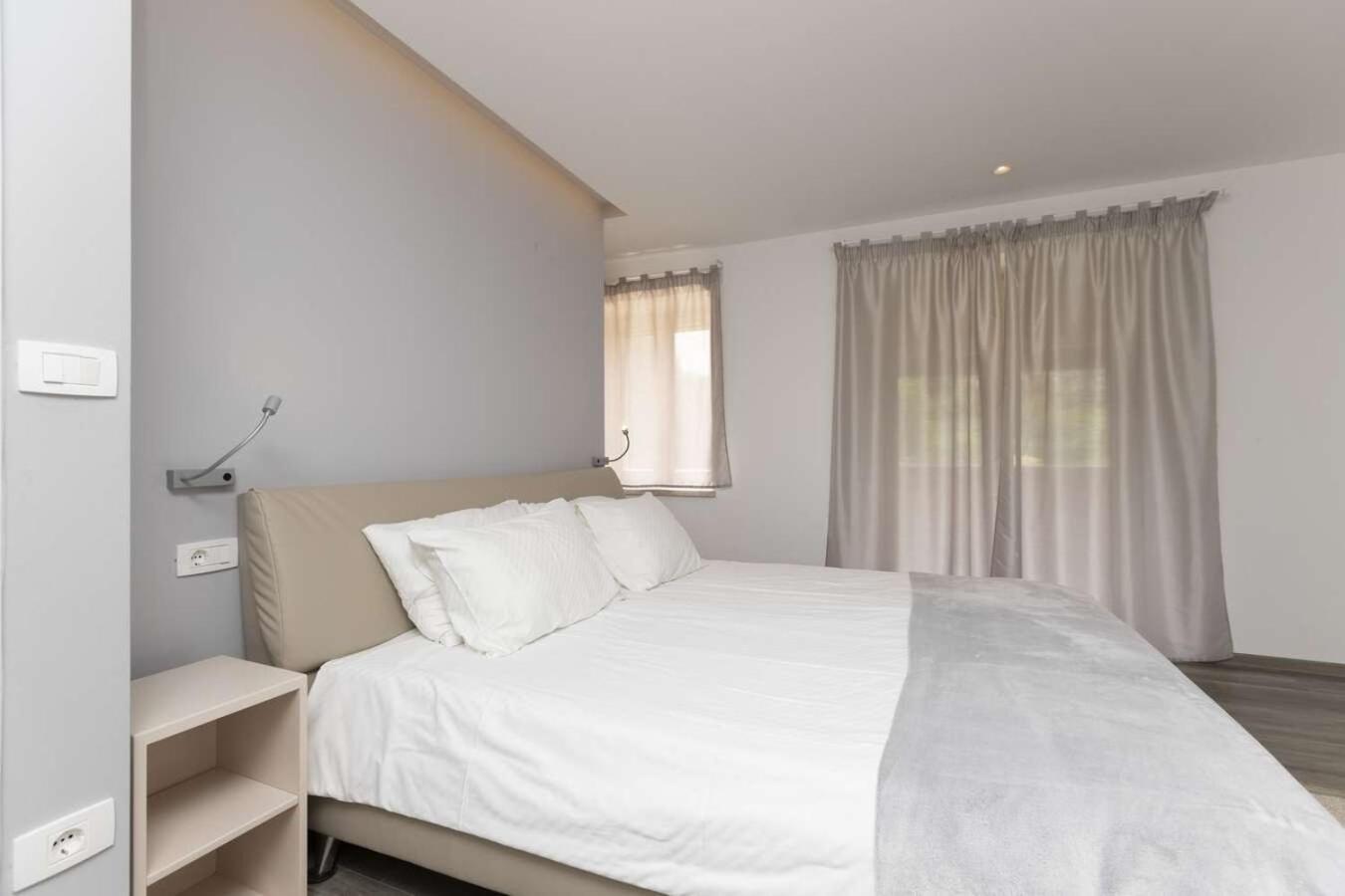 Villa Viscum In Central Istria For 8 Persons With Large Garden - Pet Friendly Pazin Exterior photo